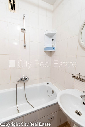 Fasādes māja, vieta automašīnai, ieeja no ielas, kāpņu telpa pēc kosmētiskā remonta, Jūrmala - foto 14