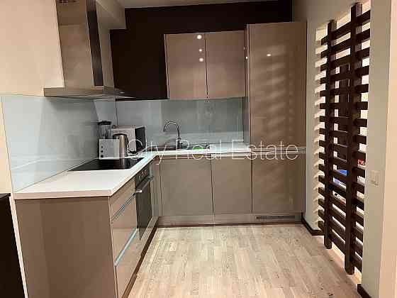 Новостройка, зеленая территория, территория обнесена забором, бесплатная Юрмала