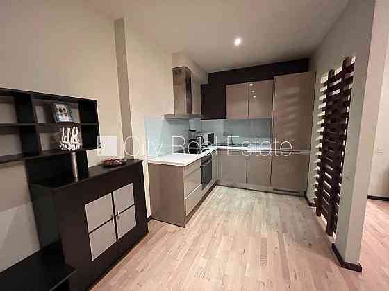 Новостройка, зеленая территория, территория обнесена забором, бесплатная Юрмала