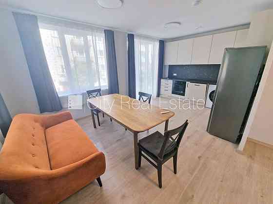 Фасадный дом, реновированный дом, закрытый двор, территория обнесена забором, Rīga