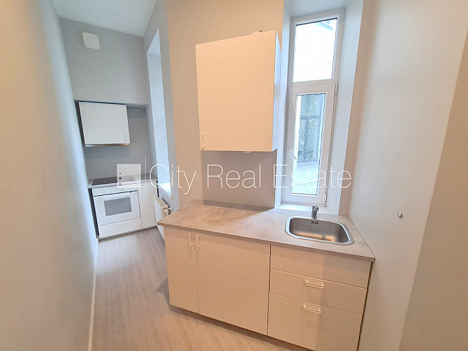 Pagalma ēka, renovēta māja, slēgts pagalms, ieeja no pagalma, kāpņu telpa pēc kapitālā Rīga - foto 17