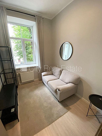 Pagalma ēka, renovēta māja, slēgts pagalms, ieeja no pagalma, kāpņu telpa pēc kapitālā Rīga - foto 12