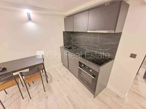 Фасадный дом, реновированный дом, закрытый двор, вход с улицы, полуподвал, Rīga