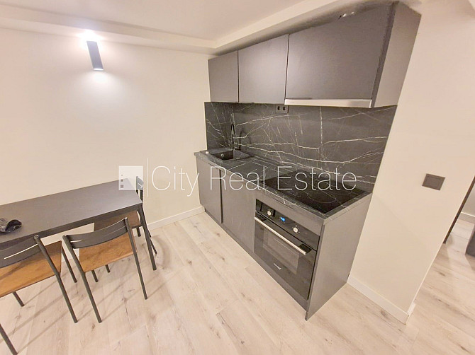 Фасадный дом, реновированный дом, закрытый двор, вход с улицы, полуподвал, Рига - изображение 3