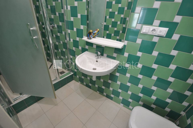 Fasādes māja, renovēta māja, ieeja no ielas, ir lifts, kāpņu telpa pēc kosmētiskā remonta, Rīga - foto 11