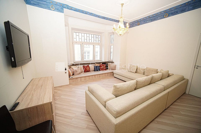 Fasādes māja, renovēta māja, ieeja no ielas, ir lifts, kāpņu telpa pēc kosmētiskā remonta, Rīga - foto 2