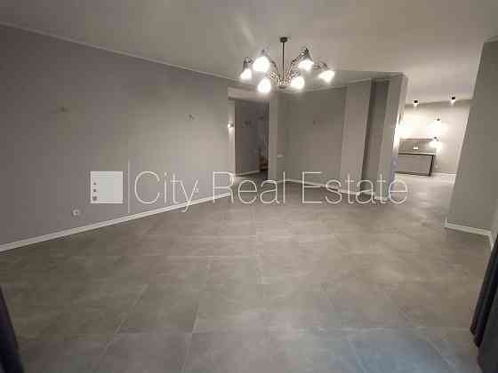 Частный дом, благоустроенный озеленённый двор, территория обнесена железным Rīga