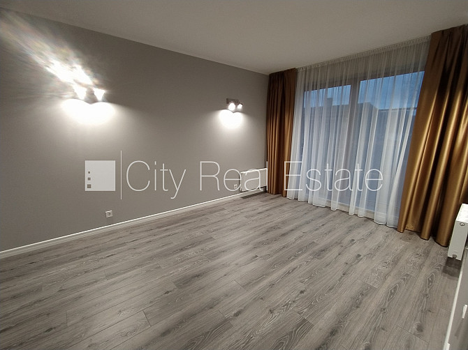 Privātmāja, labiekārtots apzaļumots pagalms, iežogota teritorija ar metāla sētu, garāža Rīga - foto 11