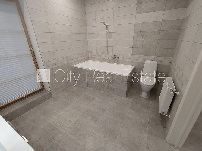 Privātmāja, labiekārtots apzaļumots pagalms, iežogota teritorija ar metāla sētu, garāža Rīga - foto 15