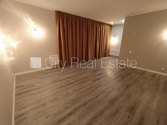 Privātmāja, labiekārtots apzaļumots pagalms, iežogota teritorija ar metāla sētu, garāža Rīga - foto 10