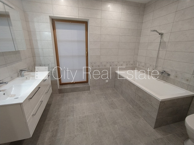 Privātmāja, labiekārtots apzaļumots pagalms, iežogota teritorija ar metāla sētu, garāža Rīga - foto 14