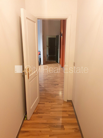 Дом во дворе, реновированный дом, апартаменты люкс, балкон, окна выходят в обе Рига - изображение 16