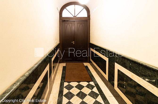 Дом во дворе, реновированный дом, апартаменты люкс, балкон, окна выходят в обе Рига - изображение 20