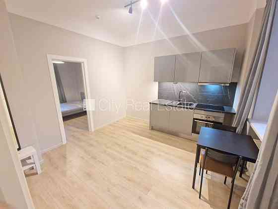 Здание во дворе, реновированный дом, закрытый двор, охраняемый двор, вход с улицы, Rīga