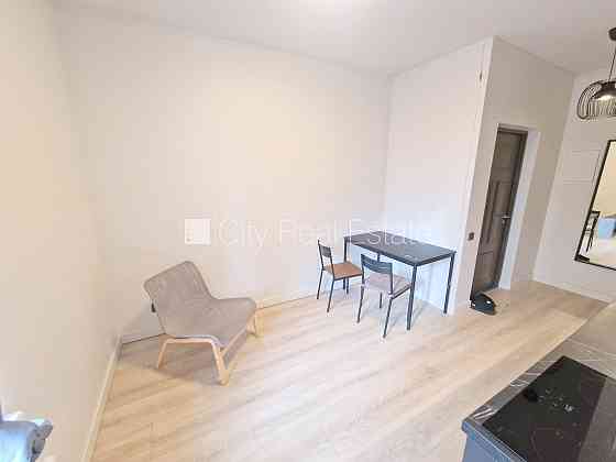 Фасадный дом, реновированный дом, территория обнесена забором, вход с улицы и со Rīga