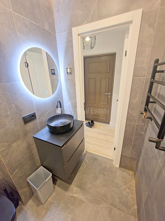 Fasādes māja, renovēta māja, iežogota teritorija, ieeja no ielas un pagalma, ir lifts, kāpņu Rīga - foto 16