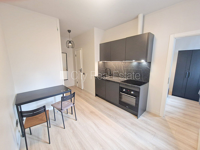 Fasādes māja, renovēta māja, iežogota teritorija, ieeja no ielas un pagalma, ir lifts, kāpņu Rīga - foto 3