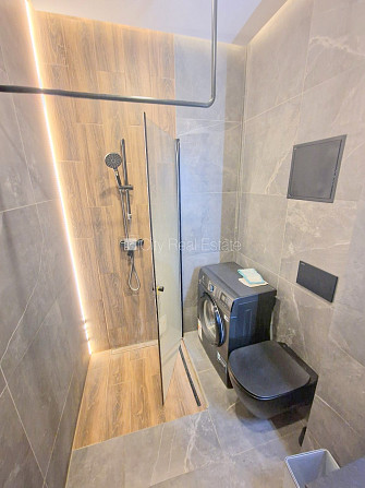 Fasādes māja, renovēta māja, iežogota teritorija, ieeja no ielas un pagalma, ir lifts, kāpņu Rīga - foto 18