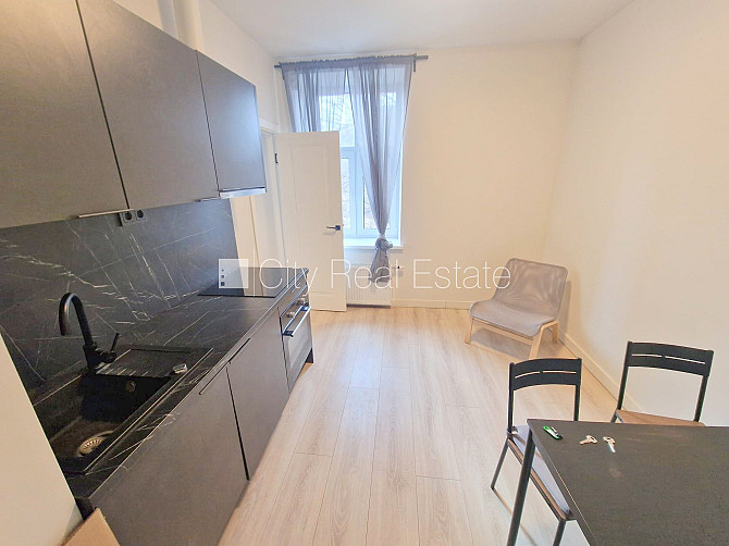 Fasādes māja, renovēta māja, iežogota teritorija, ieeja no ielas un pagalma, ir lifts, kāpņu Rīga - foto 6