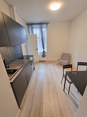 Fasādes māja, renovēta māja, iežogota teritorija, ieeja no ielas un pagalma, ir lifts, kāpņu Rīga - foto 15