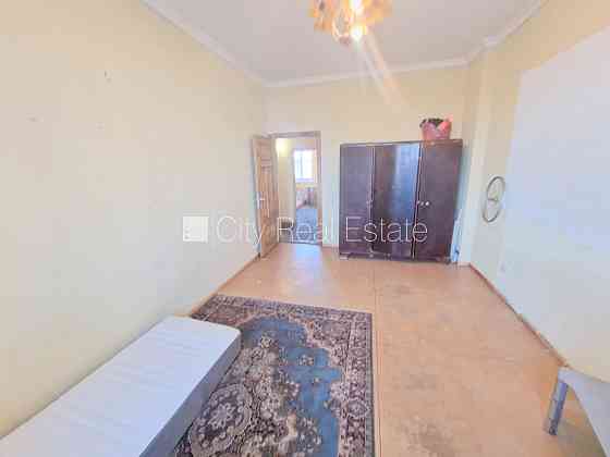 Фасадный дом, закрытый двор, вход со двора, окна выходят в обе стороны дома, Rīga