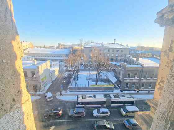 Фасадный дом, закрытый двор, вход со двора, окна выходят в обе стороны дома, Rīga