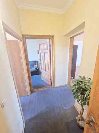 Фасадный дом, закрытый двор, вход со двора, окна выходят в обе стороны дома, Rīga