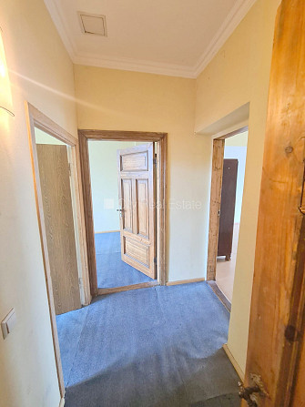 Fasādes māja, slēgts pagalms, ieeja no pagalma, logi vērsti mājas abās pusēs, guļamistabu Rīga - foto 11