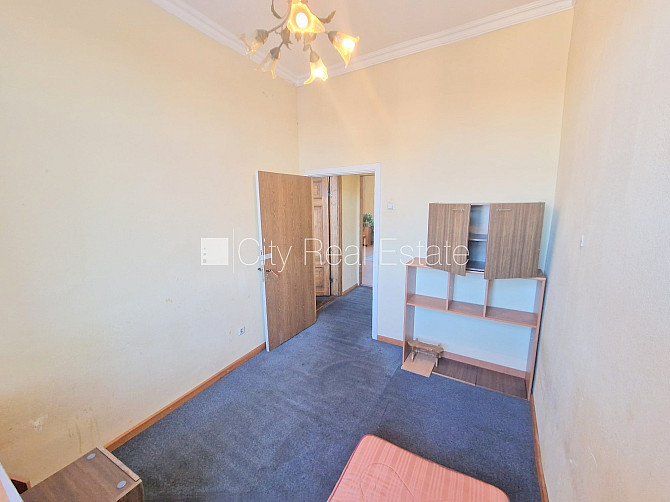 Fasādes māja, slēgts pagalms, ieeja no pagalma, logi vērsti mājas abās pusēs, guļamistabu Rīga - foto 14