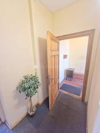 Fasādes māja, slēgts pagalms, ieeja no pagalma, logi vērsti mājas abās pusēs, guļamistabu Rīga - foto 16