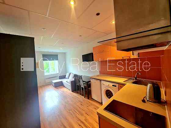 Фасадный дом, благоустроенная озеленённая территория, вход со двора, студио, Rīgas rajons