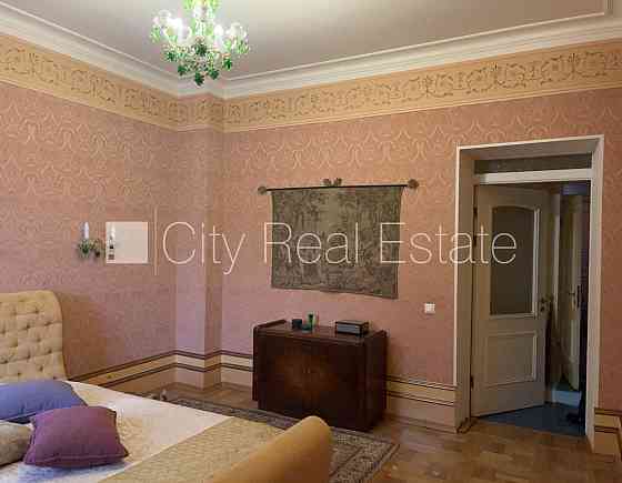 Новостройка, фасадный дом, закрытый двор, места для нескольких машин, вход с Рига