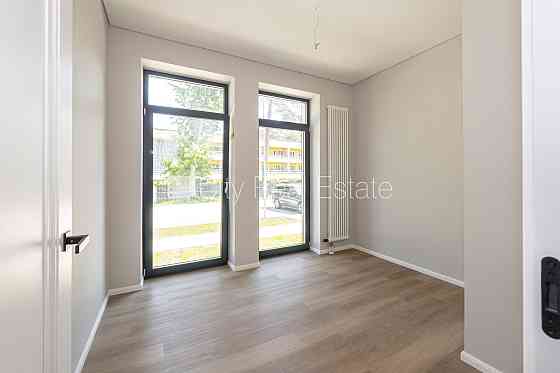 Новостройка, благоустроенная озеленённая территория, подъездная дорога покрыта Юрмала