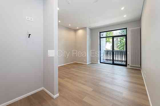 Новостройка, благоустроенная озеленённая территория, подъездная дорога покрыта Юрмала