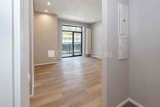 Новостройка, благоустроенная озеленённая территория, подъездная дорога покрыта Юрмала