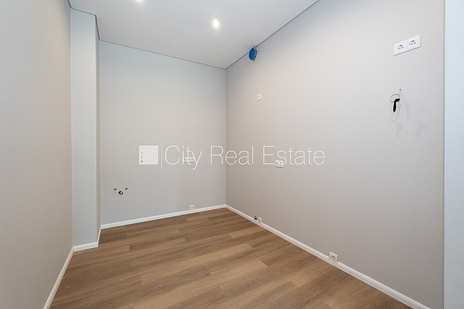 Новостройка, благоустроенная озеленённая территория, подъездная дорога покрыта Юрмала - изображение 11