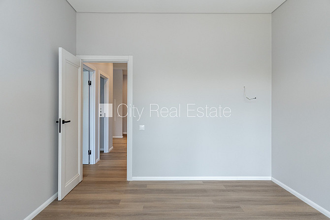 Новостройка, благоустроенная озеленённая территория, подъездная дорога покрыта Юрмала - изображение 8