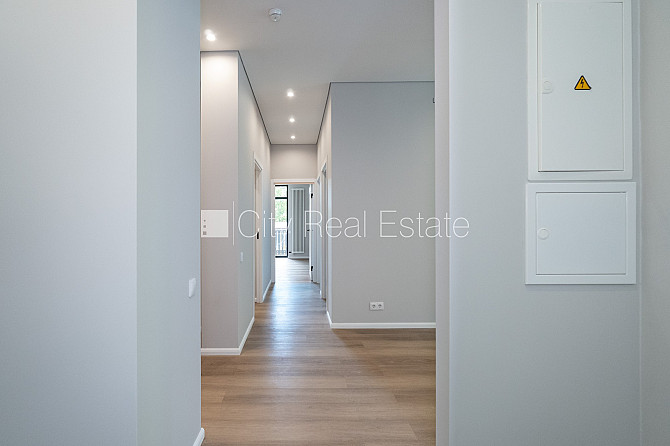 Новостройка, благоустроенная озеленённая территория, подъездная дорога покрыта Юрмала - изображение 15