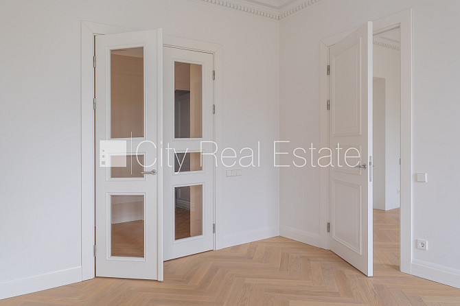 Фасадный дом, реновированный дом, благоустроенный озеленённый двор, вход с улицы, Рига - изображение 13