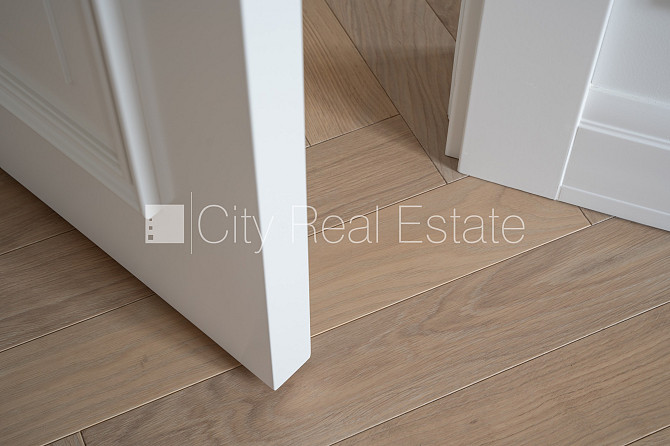 Фасадный дом, реновированный дом, благоустроенный озеленённый двор, вход с улицы, Рига - изображение 12