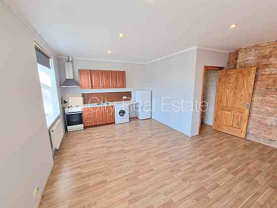 Здание во дворе, реновированный дом, закрытый двор, вход с улицы и со двора, Rīga