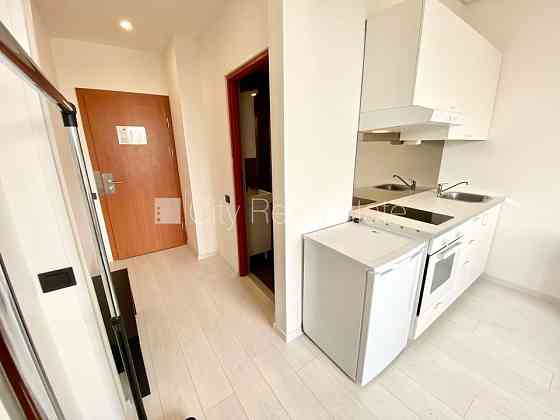 Фасадный дом, реновированный дом, закрытый двор, вход с улицы, лифт, лестничная Rīga