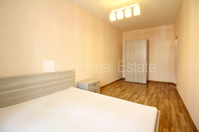 Renovēta māja, slēgts pagalms, ieeja no pagalma, kāpņu telpa pēc kosmētiskā remonta, logi Rīga - foto 4