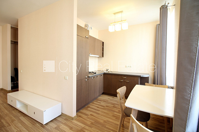 Renovēta māja, slēgts pagalms, ieeja no pagalma, kāpņu telpa pēc kosmētiskā remonta, logi Rīga - foto 3