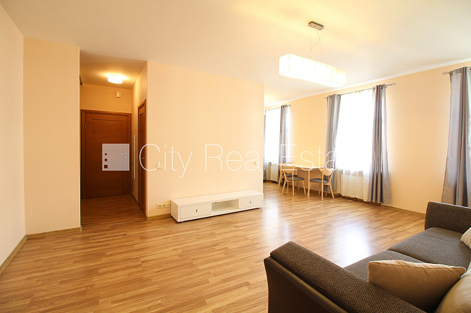 Renovēta māja, slēgts pagalms, ieeja no pagalma, kāpņu telpa pēc kosmētiskā remonta, logi Rīga - foto 1