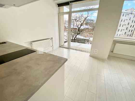 Фасадный дом, реновированный дом, вход с улицы, лифт, лестничная клетка после Рига