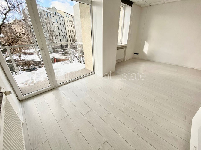 Fasādes māja, renovēta māja, ieeja no ielas, ir lifts, kāpņu telpa pēc kapitālā remonta, Rīga - foto 1