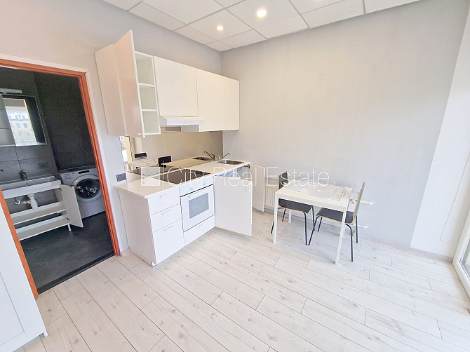 Fasādes māja, renovēta māja, ieeja no ielas, ir lifts, kāpņu telpa pēc kapitālā remonta, Rīga - foto 13