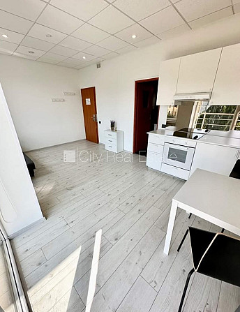 Fasādes māja, renovēta māja, ieeja no ielas, ir lifts, kāpņu telpa pēc kapitālā remonta, Rīga - foto 9