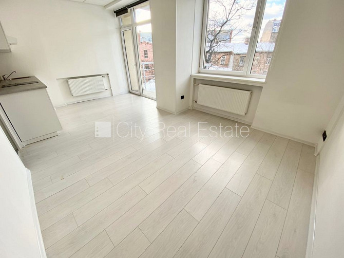 Fasādes māja, renovēta māja, ieeja no ielas, ir lifts, kāpņu telpa pēc kapitālā remonta, Rīga - foto 4